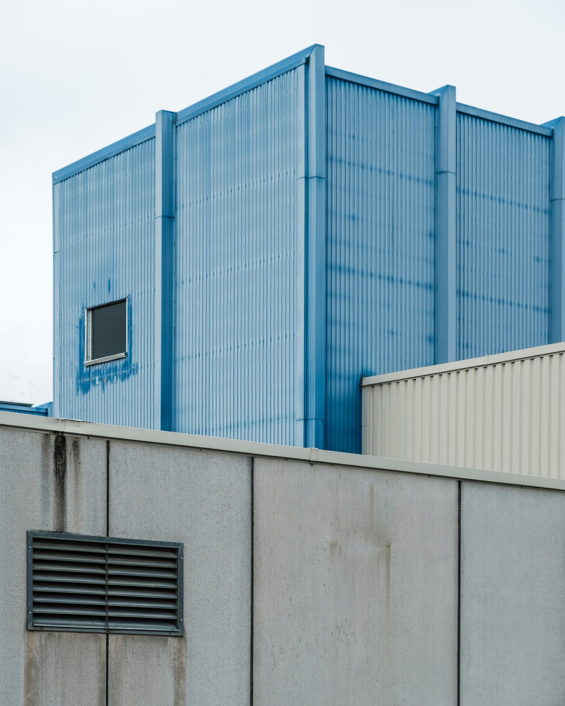 edificio azul y blanco